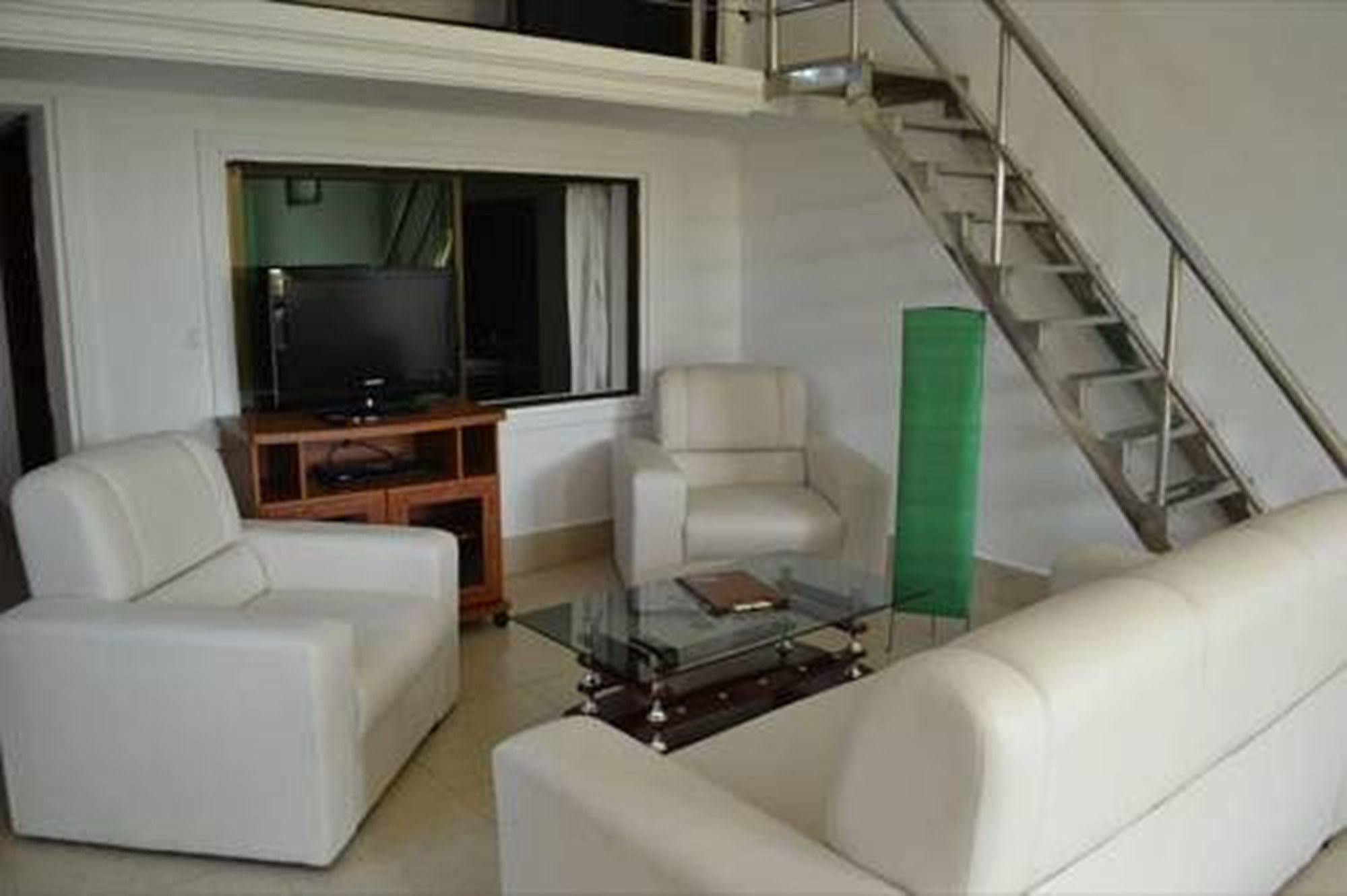 Cyclo Hotel-Bar-Restaurant พนมเปญ ภายนอก รูปภาพ