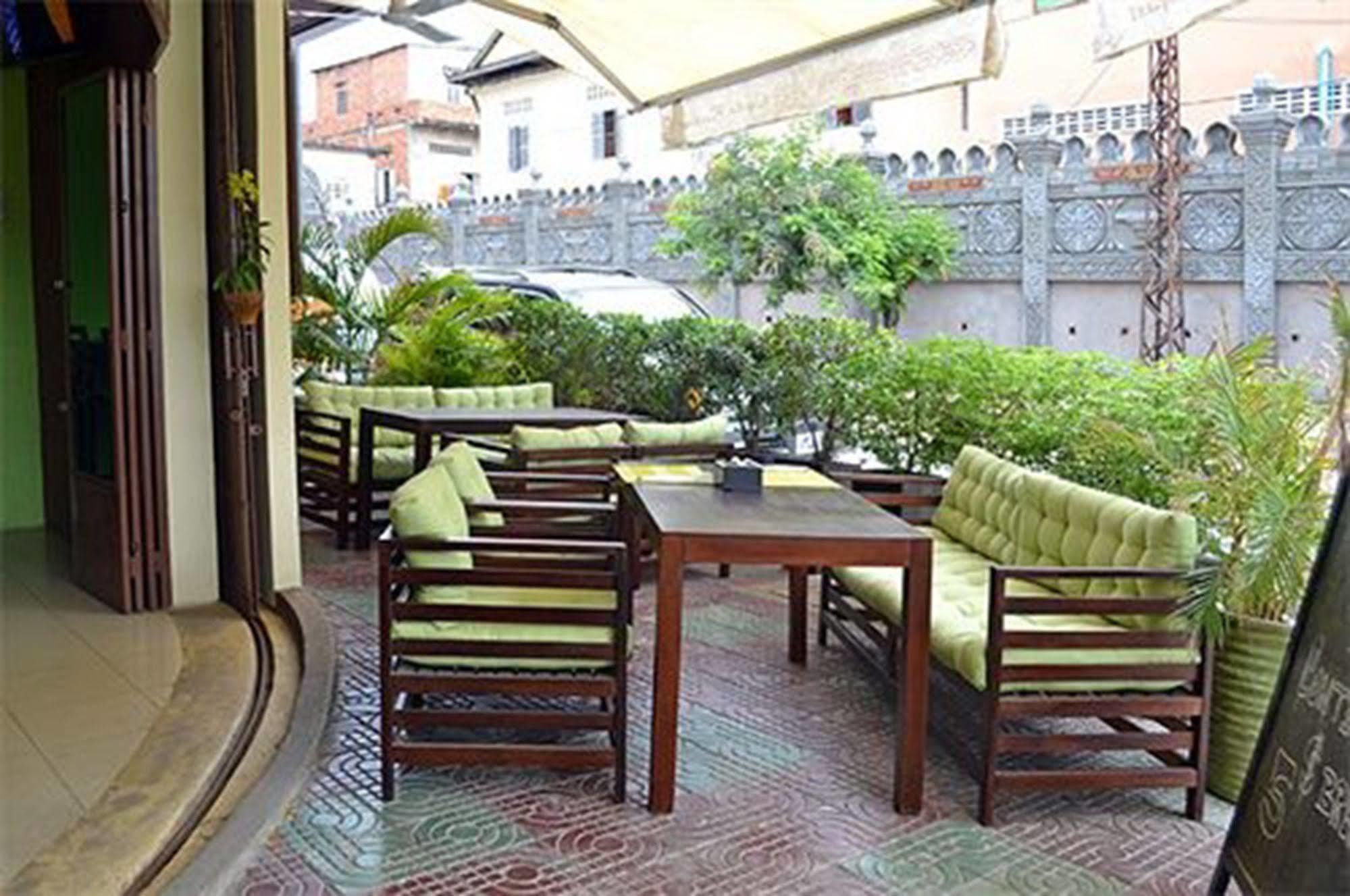 Cyclo Hotel-Bar-Restaurant พนมเปญ ภายนอก รูปภาพ
