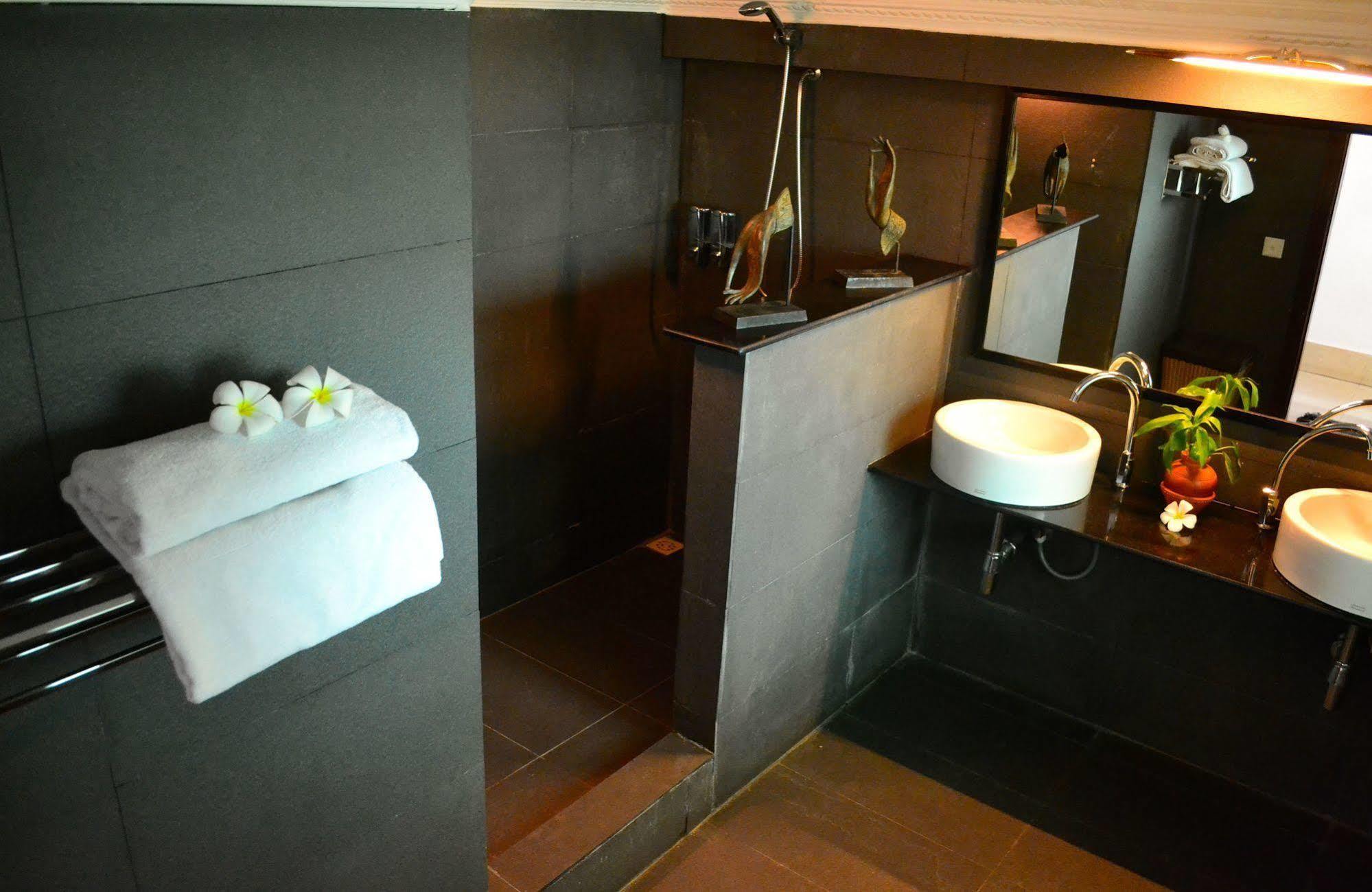 Cyclo Hotel-Bar-Restaurant พนมเปญ ภายนอก รูปภาพ