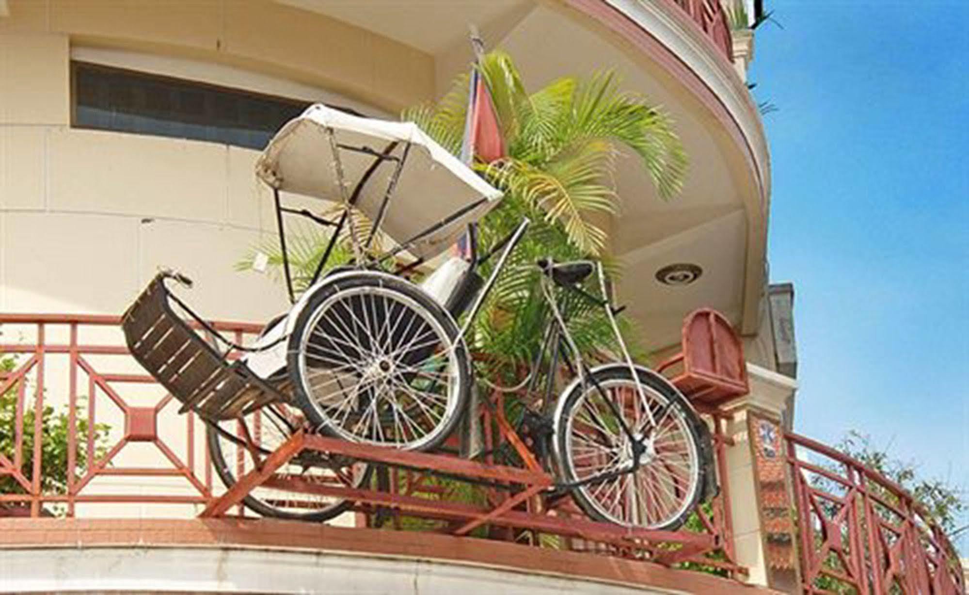 Cyclo Hotel-Bar-Restaurant พนมเปญ ภายนอก รูปภาพ